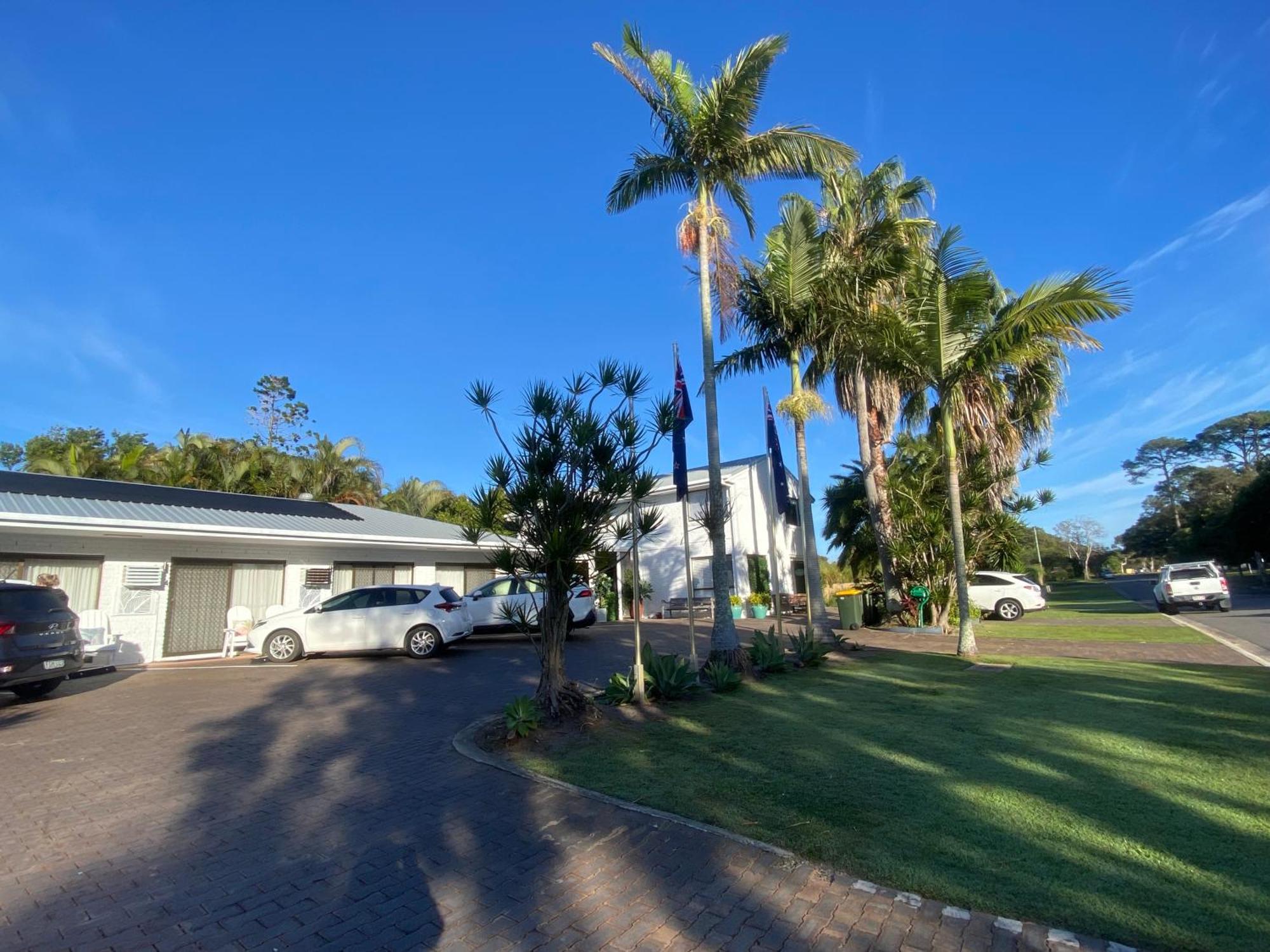 Beachmere Palms Motel Exteriör bild